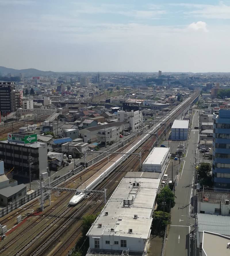 最上階（南側：東京方面）/新幹線・JR線・豊橋鉄道線（通称：渥美線）が見えます。