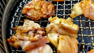 焼き網の上で焼かれている味噌のかかった鶏肉。