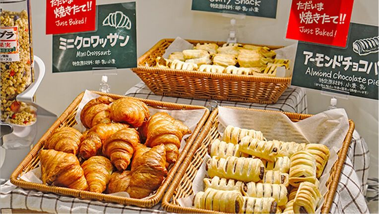 クロワッサンやロールパンなど種類豊富なパンの盛り合わせ