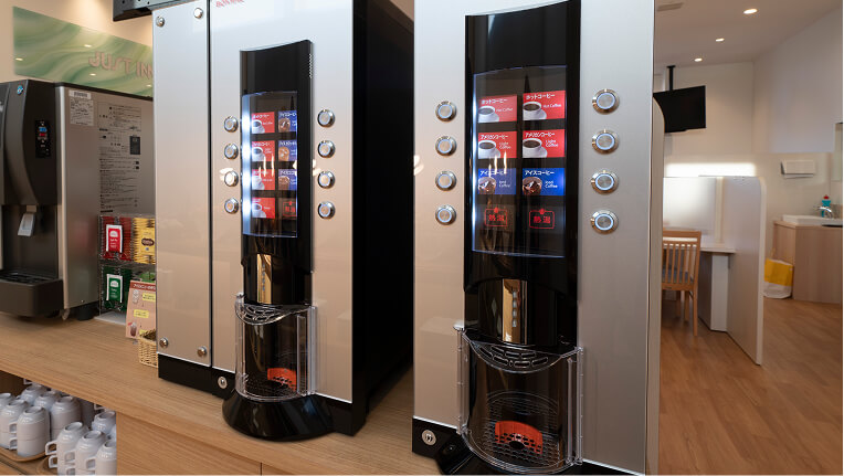 コーヒーマシンや給茶機が並ぶドリンクコーナー全景