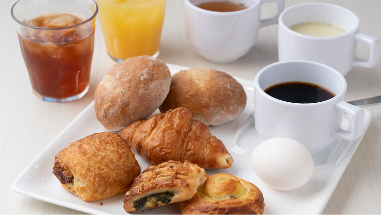 パンとコーヒー、ジュースを楽しめる朝食セットイメージ