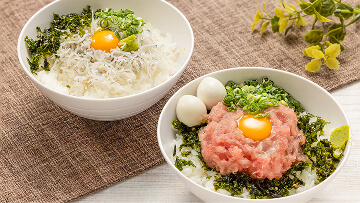 うずらの卵がトッピングされた豊橋ネギトロ丼としらす丼